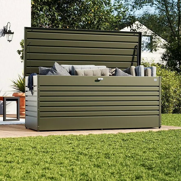 Biohort FreizeitBox Gartenbox 200 - L x B x H: 79 x 201 x 83 cm, Stahl, Bronze-Metallic - Bild einer modernen, olivgrünen Gartenbox mit geöffnetem Deckel, gefüllt mit Kissen, auf einer Terrasse.
