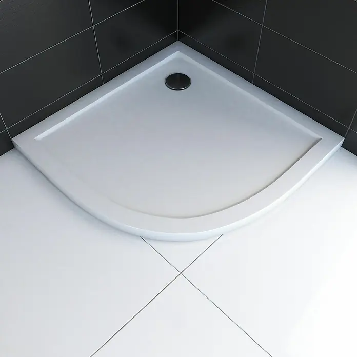 Aurlane Duschwanne Pure - L x B: 90 x 90 cm, Sanitäracryl, Weiß, Viertelkreis - Weiße Viertelkreis-Duschwanne mit silbernem Abfluss, in gefliester Duschecke installiert.