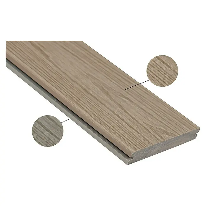 Elephant Terrassenbau-Set WPC strongWood - Muschel/Stein, Deckfläche pro Paket: 12 m² - Helle braune Verbundterrassendiele mit Holzmaserung oben und dunkler grauer Unterseite, zeigt Nut-Feder-Kante.