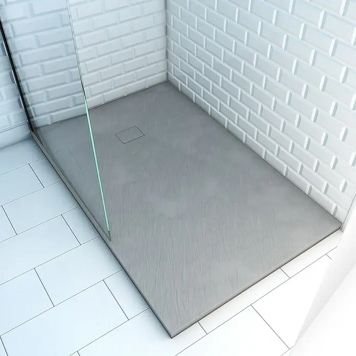 Aurlane Duschwanne Stone - L x B: 140 x 90 cm, High Pressure Tech, Grau - Graue, texturierte rechteckige Duschwanne mit integriertem quadratischem Ablauf, in einer gefliesten Duschkabine.