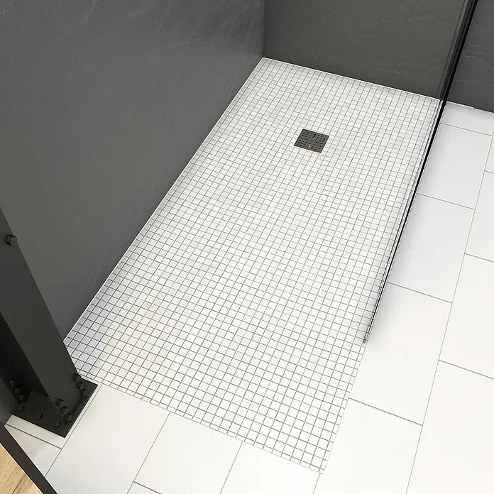 Aurlane Duschwanne - L x B: 160 x 90 cm, Polystyrol/Glasfaser/Zement, Grau, Befliesbar, Ablauf Rund - Modernes Duschbad mit weißem Mosaikfliesenboden und dunkelgrauen Wänden, inklusive quadratischem Abfluss.