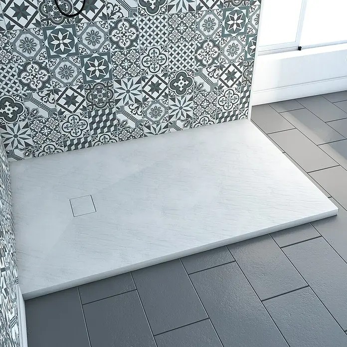 Aurlane Duschwanne Stone - L x B: 140 x 90 cm, High Pressure Tech, Weiß - Weiße Duschwanne mit quadratischem Abfluss in einem modernen Duschbereich.