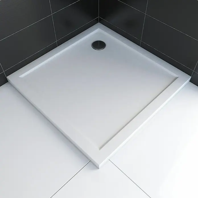 Aurlane Duschwanne Pure - L x B: 90 x 90 cm, Sanitäracryl, Weiß, Quadratisch - Weißes, quadratisches Duschbecken mit Metallablauf, installiert in einer Ecke, umgeben von schwarzen und weißen Fliesen.