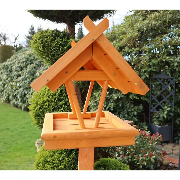Promadino Vogelhaus Rhön - 42 x 36 x 38 cm, Holz, Braun, Ausstattung: Ohne Vogelhausständer - Nahaufnahme eines hölzernen Vogelhauses im Garten, das ein traditionelles Design und eine warme Holzfarbe zeigt.
