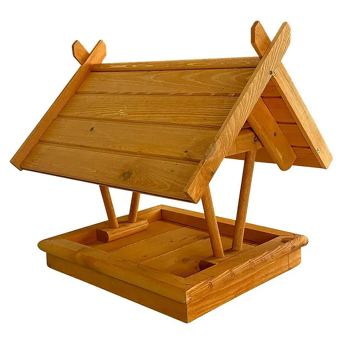 Promadino Vogelhaus Rhön - 42 x 36 x 38 cm, Holz, Braun, Ausstattung: Ohne Vogelhausständer - Nahaufnahme eines hölzernen Vogelhauses mit einem geneigten Dach, das ein Tablett zum Füttern von Vögeln bedeckt.