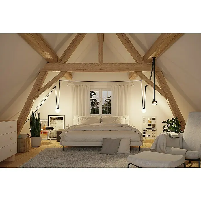 Paulmann ULine Trafo - 150 W - Schlafzimmer im Dachgeschoss mit Holzbalken und Pendelleuchten, die eine gemütliche Atmosphäre schaffen. Das Kingsize-Bett lädt zum Entspannen ein.