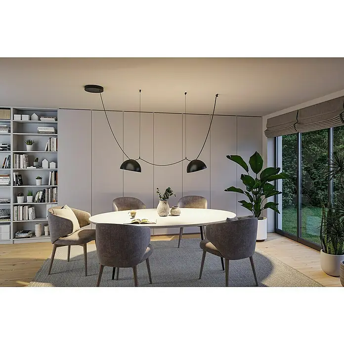 Paulmann ULine Abhängung - L x B x H: 1,5 x 4,5 x 2,1 cm, Schwarz - Elegantes Esszimmer mit einem modernen Esstisch unter einer stilvollen schwarzen Pendelleuchte, umgeben von grauen Stühlen und Pflanzen.