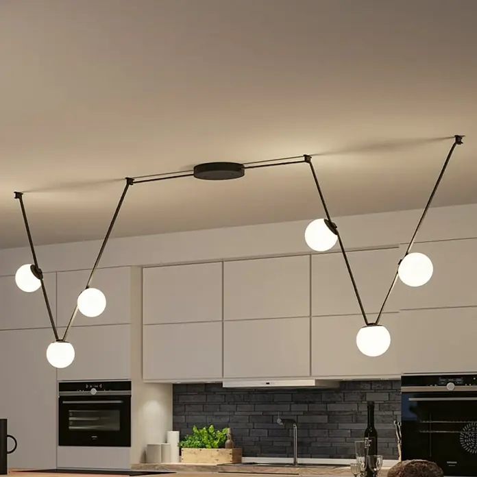 Paulmann ULine LED-Pendelleuchte rund Cone - 12 W, Ø x H: 35 x 9 cm, Warmweiß, Schwarz - Moderne Deckenleuchte mit schwarzem Gestell und fünf kugelförmigen Lampenschirmen in einer stilvollen Küchenumgebung.