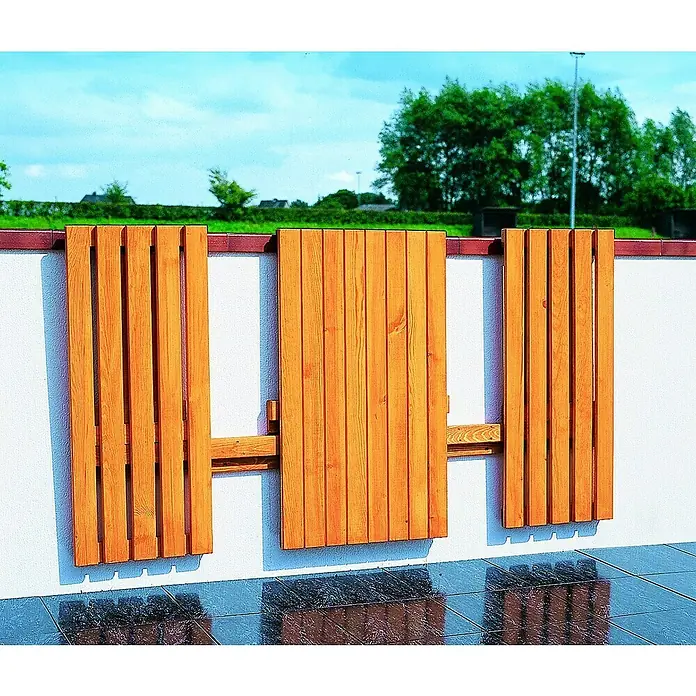 Promadino Balkonmöbel-Set - 3 -tlg., Kiefer, Braun - Eine Holzwand mit Latten und einer Tür ist an einer weißen Mauer befestigt und bietet Privatsphäre und Windschutz.