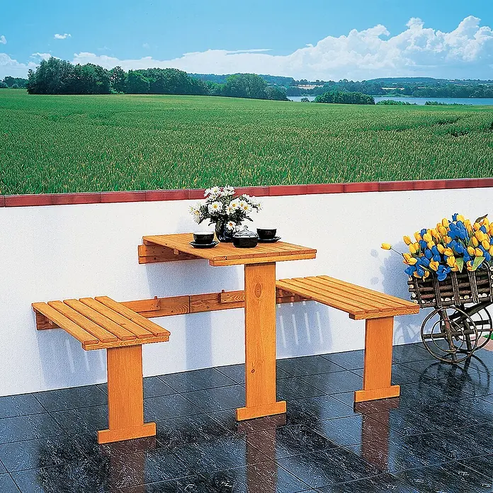 Promadino Balkonmöbel-Set - 3 -tlg., Kiefer, Braun - Eine rustikale Holzsitzgruppe mit Tisch und Bänken, ideal für den Garten oder die Terrasse, mit Blumen und Tassen dekoriert.