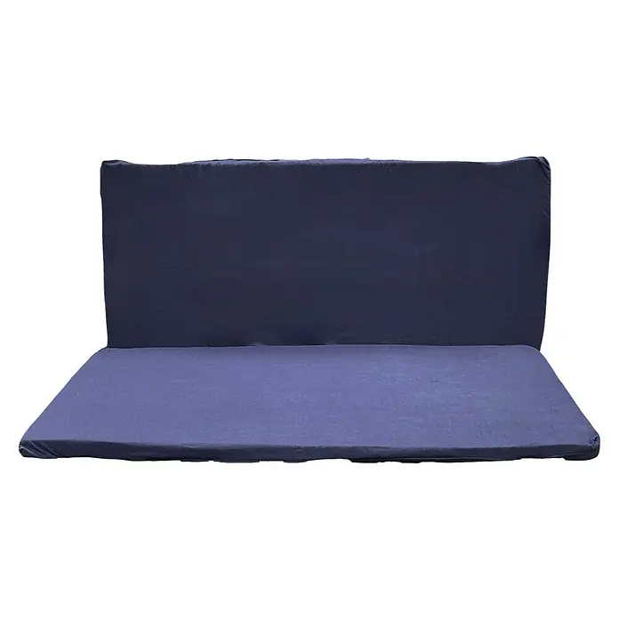Promadino Balkonmöbel-Set - 3 -tlg., Kiefer, Braun - Aufnahme eines quadratischen Futon-Bett-Sets mit dunkelblauer Stoffpolsterung, das eine stilvolle Schlafunterlage bietet.