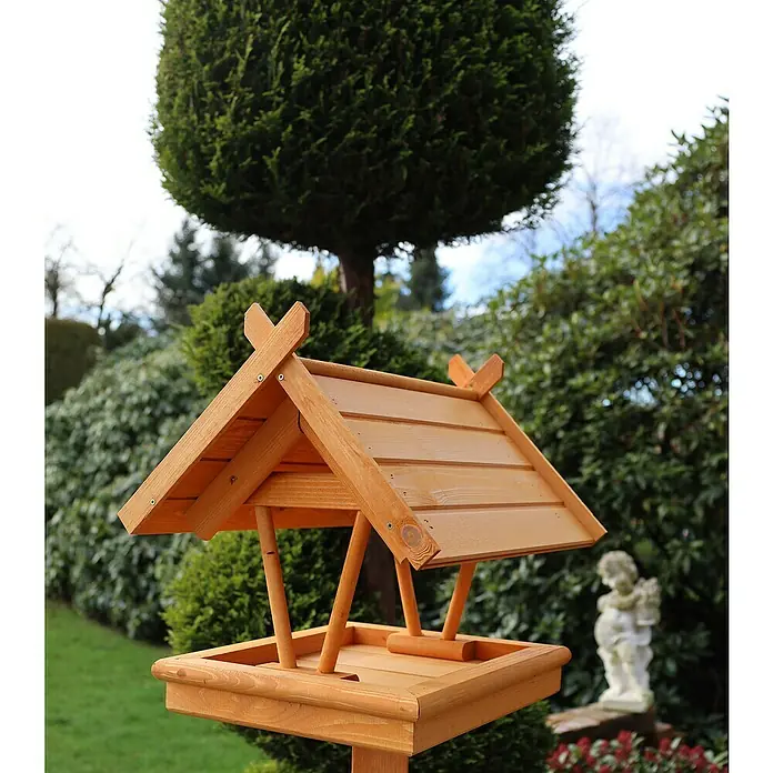 Promadino Vogelhaus Rhön - 42 x 36 x 38 cm, Holz, Braun, Ausstattung: Ohne Vogelhausständer - Ein detailreiches Bild eines hölzernen Vogelhauses, das im Garten steht und sich durch seine Konstruktion und natürliche Farbe auszeichnet.