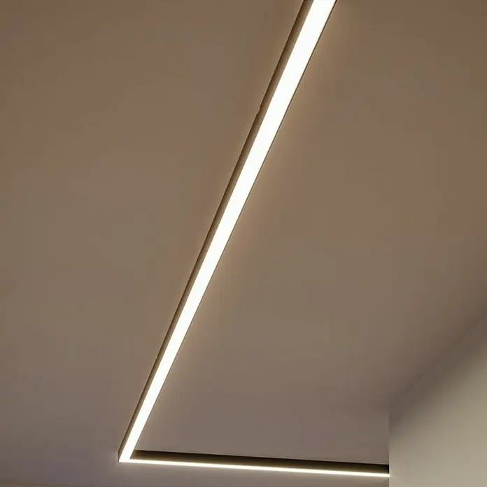 Paulmann Linion Lichtkanal Ecke - Warmweiß, Signalschwarz, L x B x H: 10 x 10 x 4 cm - Nahaufnahme einer Deckenleuchte, die mit langen LED-Streifen ein modernes und helles Ambiente schafft. Perfekt für stilvolle Innenräume.