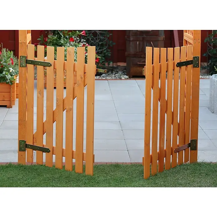 Promadino Zusatztür - Passend für: Promadino Rosenbogen Bamberg, Anke, Ben & Steffi - Offene Holztür mit grünen Beschlägen, die zu einem Garten mit Pflanzen und Pflastersteinen führt.