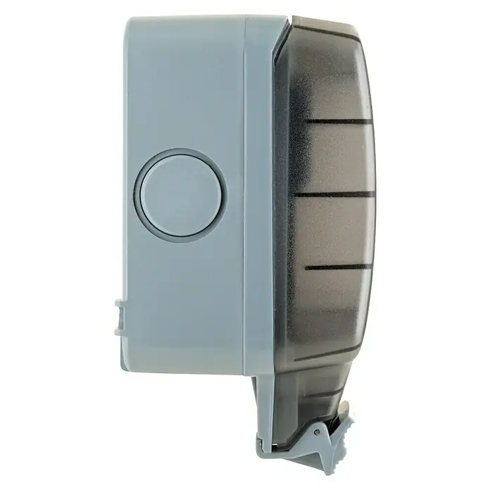 Schwaiger Feuchtraum-Steckdose für Winkelstecker - Grau, 1-fach, Ausrichtung Schalterprogramm: Horizontal, Aufputzmontage, IP66 - Hellgrauer und durchsichtiger dunkelgrauer Wandseifenspender mit Druckknopf und sichtbarem Füllstand.