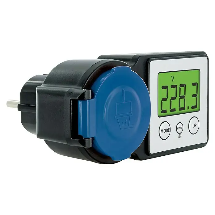 Schwaiger Energiekosten-Messgerät Außen - 230 W - Schwarzes digitales Strommessgerät mit Eurostecker, blauer Schutzkappe und grünem Display zeigt 228.3 V.