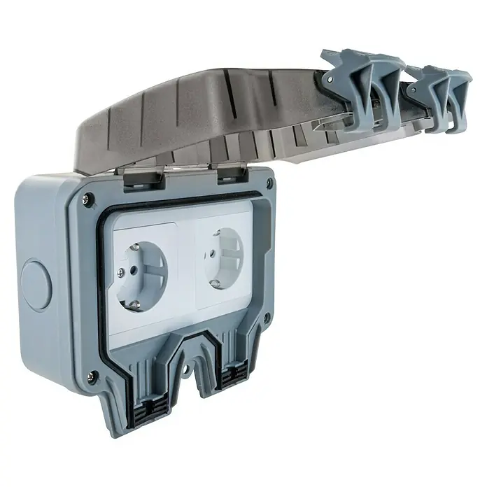 Schwaiger Feuchtraum-Steckdose für Winkelstecker - Grau, 2-fach, Ausrichtung Schalterprogramm: Horizontal, Aufputzmontage, IP66 - Offene graue, wetterfeste Doppelsicherheitssteckdose mit weißen Buchsen und schwarzer Dichtung für den Außenbereich.