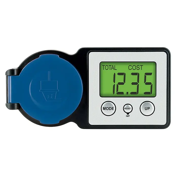 Schwaiger Energiekosten-Messgerät Außen - 230 W - Schwarzes, silbernes Energiekostenmessgerät mit blauer Schutzkappe über Steckdose. Zeigt „TOTAL COST 12.35“ auf grünem Digitaldisplay und hat Bedientasten.