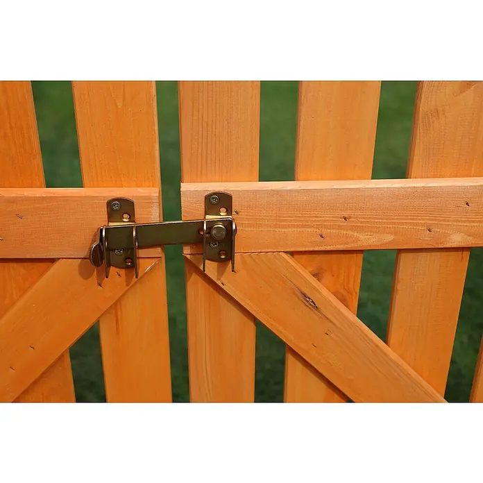 Promadino Pergola Bamberg - Höhe: 208 cm, Ausführung: Tür - Nahaufnahme eines hölzernen Gartentors mit einem stabilen, goldfarbenen Riegel, der Sicherheit und rustikalen Charme vereint.