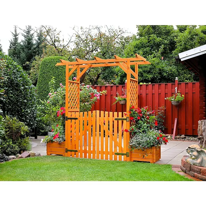 Promadino Pergola Bamberg - Höhe: 208 cm, Ausführung: Tür & Pflanzkasten - Ein einladendes Gartentor aus Holz mit Rankgitter und Blumenkästen, das zu einem gepflasterten Weg durch üppiges Grün führt.