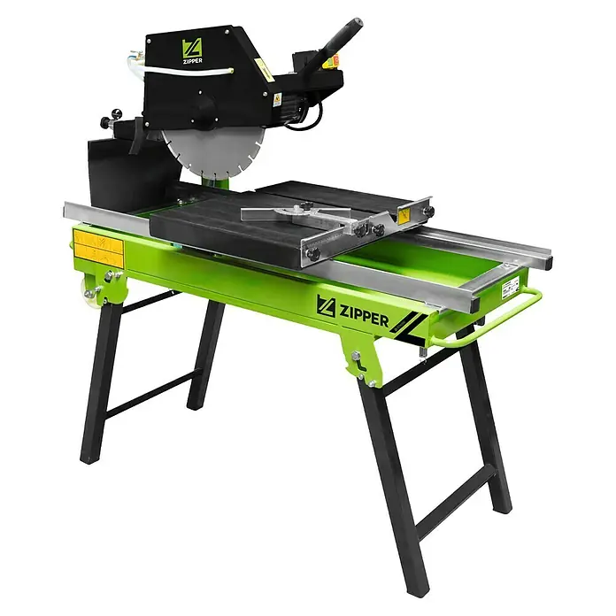 Zipper Steintrennmaschine ZI-STM350 - 2.000 W, Schnitthöhe: 72 mm - 105 mm, Max. Schnittlänge: 800 mm, Durchmesser Scheibe: 350 mm - Eine Zipper Fliesenschneidmaschine auf einem Ständer, mit einem grünen und schwarzen Farbschema. Ideal zum Schneiden von Fliesen.