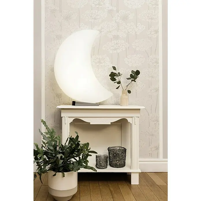 8 Seasons Design Shining Dekoleuchte Moon - 9 W, Weiß, L x B x H: 60 x 40 x 15 cm - Nahaufnahme einer Mondlampe auf einem weißen Tisch, umgeben von Pflanzen und dekorativen Elementen.