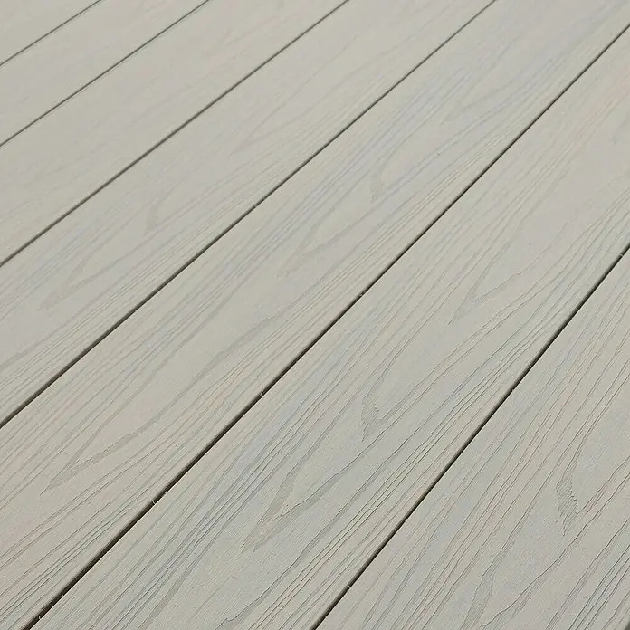 Elephant Terrassenbau-Set WPC strongWood - Muschel/Stein, Deckfläche pro Paket: 12 m² - Nahaufnahme eines grauen Terrassenbodens mit Holzmaserung, ideal für den Außenbereich. Die Dielen sind sauber und gleichmäßig verlegt.