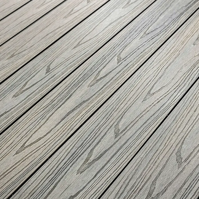 Elephant Terrassenbau-Set WPC strongWood - Walnuss/Vintage, Deckfläche pro Paket: 25 m² - Nahaufnahme einer grauen Holzterrasse mit Maserung, die Textur und Haltbarkeit des Terrassenmaterials betont.