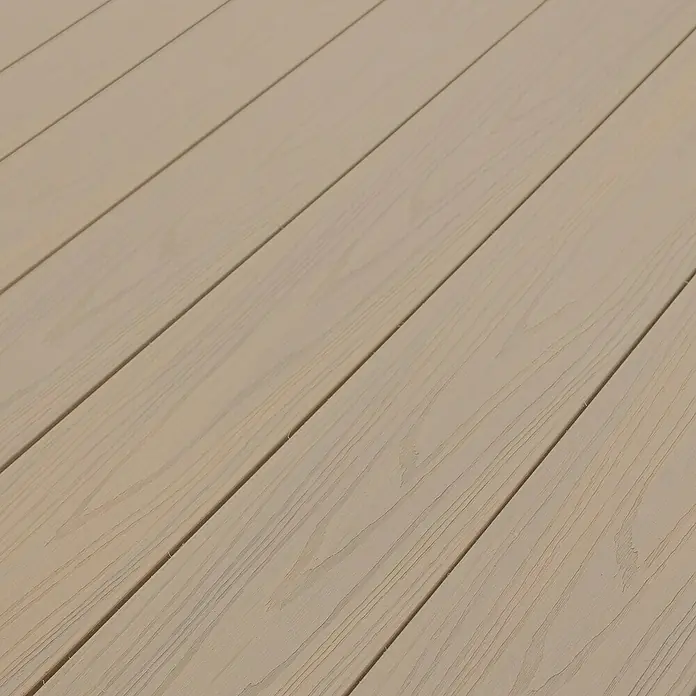 Elephant Terrassenbau-Set WPC strongWood - Muschel/Stein, Deckfläche pro Paket: 12 m² - Nahaufnahme von beigen Terrassendielen aus Holz mit natürlicher Maserung, die eine warme und einladende Atmosphäre schaffen.