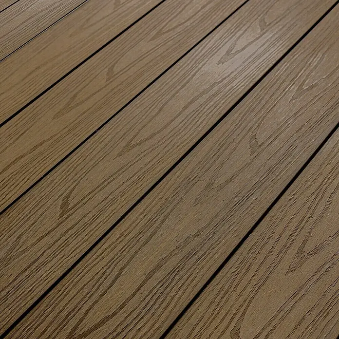Elephant Terrassenbau-Set WPC strongWood - Walnuss/Vintage, Deckfläche pro Paket: 25 m² - Nahaufnahme von Terrassendielen aus Verbundholz mit einer natürlichen Holzmaserung und warmen, erdigen Farbtönen.