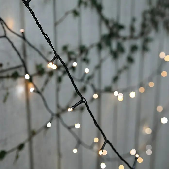 Tween Light Guirnalda luminosa LED - Para exterior, Color de luz: Blanco cálido, Número de bombillas: 400 ud. - Primer plano de luces de cadena blanco cálido que crean un ambiente acogedor. Perfecto para la decoración exterior.