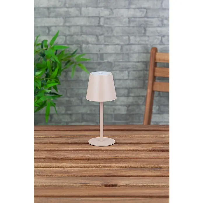 Starlux Paola Akku-Tischleuchte - 3 Stk., 1,6 W, L x B x H: 8,6 x 8,6 x 27 cm, Warmweiß, Sand - Elegante, roséfarbene Tischleuchte auf einem Holztisch, ideal für stimmungsvolle Beleuchtung im Innen- und Außenbereich.