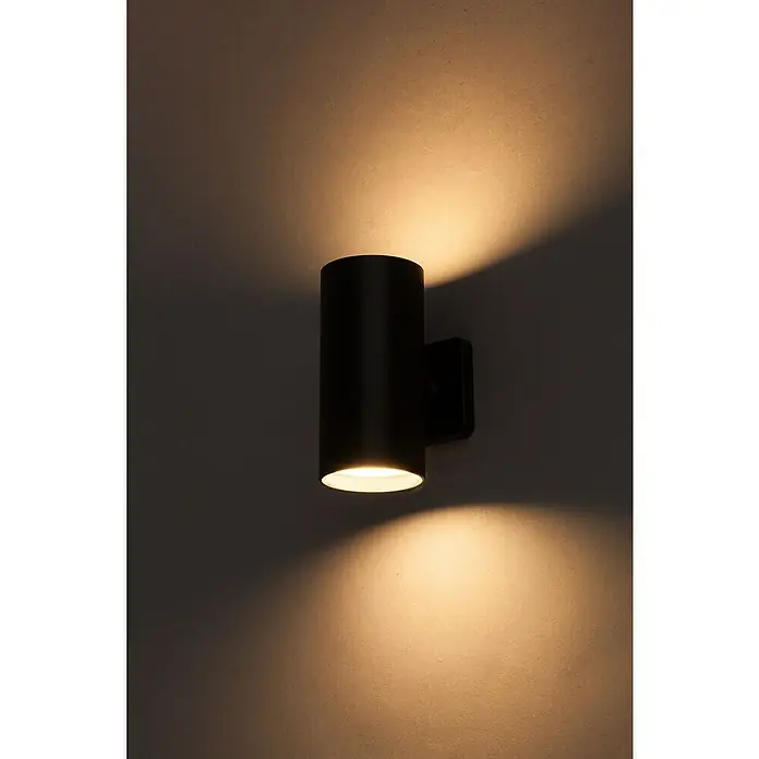 Starlux Akku-Wandleuchte Avio - 2,6 W, 7,1 x 5,3 x 11 cm, IP44, Schwarz - Wandleuchte aus schwarzem Metall, die warmes Licht nach oben und unten abgibt. Ideal für moderne Innen- und Außenbereiche.