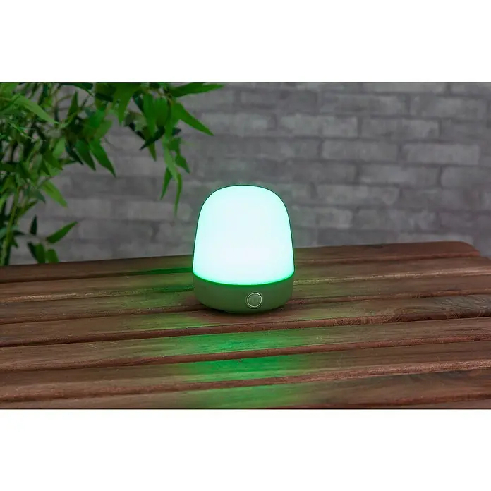Starlux Akku-Tischleuchte Mini - L x B x H: 10 x 10 x 12 cm, Matcha Green, RGBW, 0,3 W, IP44 - Grüne Nachttischlampe mit beruhigendem Licht auf einem Holztisch, perfekt für eine entspannende Atmosphäre im Schlafzimmer.