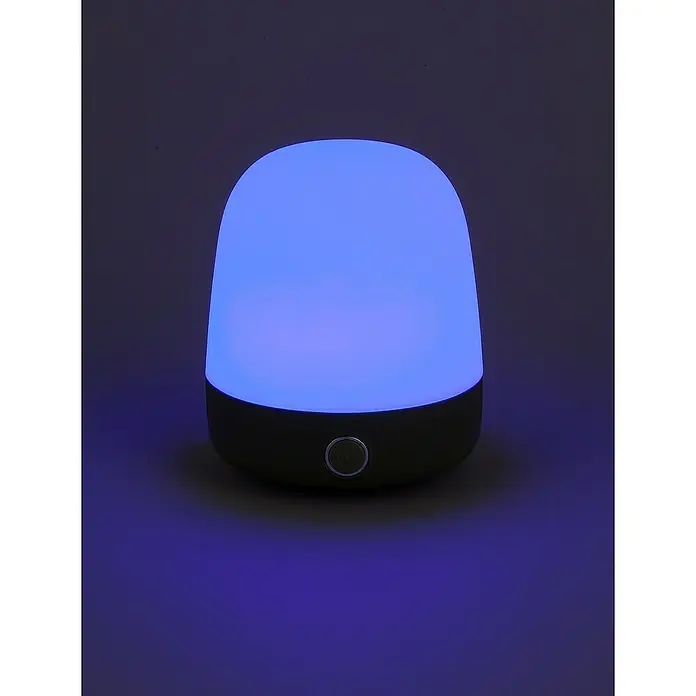 Starlux Akku-Tischleuchte Mini - L x B x H: 10 x 10 x 12 cm, Matcha Green, RGBW, 0,3 W, IP44 - Das Bild zeigt eine Nachttischlampe mit einem blauen, leuchtenden Schirm und einem dunklen Sockel auf einem neutralen Untergrund.