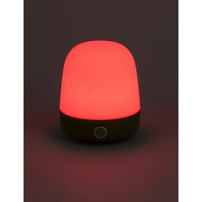 Starlux Akku-Tischleuchte Mini - L x B x H: 10 x 10 x 12 cm, Matcha Green, RGBW, 0,3 W, IP44 - Rotes Nachtlicht mit einem runden Einschaltknopf in der unteren Hälfte. Das Licht ist hell und leuchtet den Raum aus.