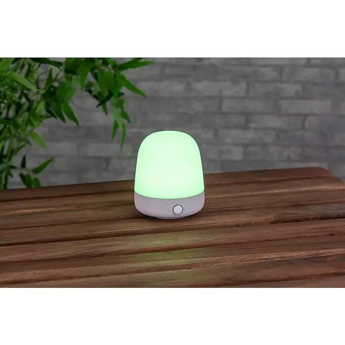 Starlux Akku-Tischleuchte Mini - L x B x H: 10 x 10 x 12 cm, Beige, RGBW, 0,3 W, IP44 - Niedliche, grüne Nachtlampe auf einem Holztisch, perfekt für Kinderzimmer. Das sanfte Licht sorgt für eine beruhigende Atmosphäre.