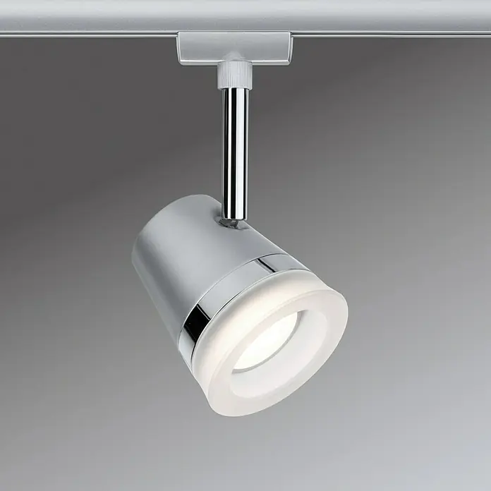 Paulmann URail Spot Cone - Ø x H: 8,5 x 18 cm, GU10, Ohne Leuchtmittel, Chrom - Nahaufnahme einer modernen, silberfarbenen LED-Schiene mit satiniertem Diffusor, die ein helles, gerichtetes Licht ausstrahlt.