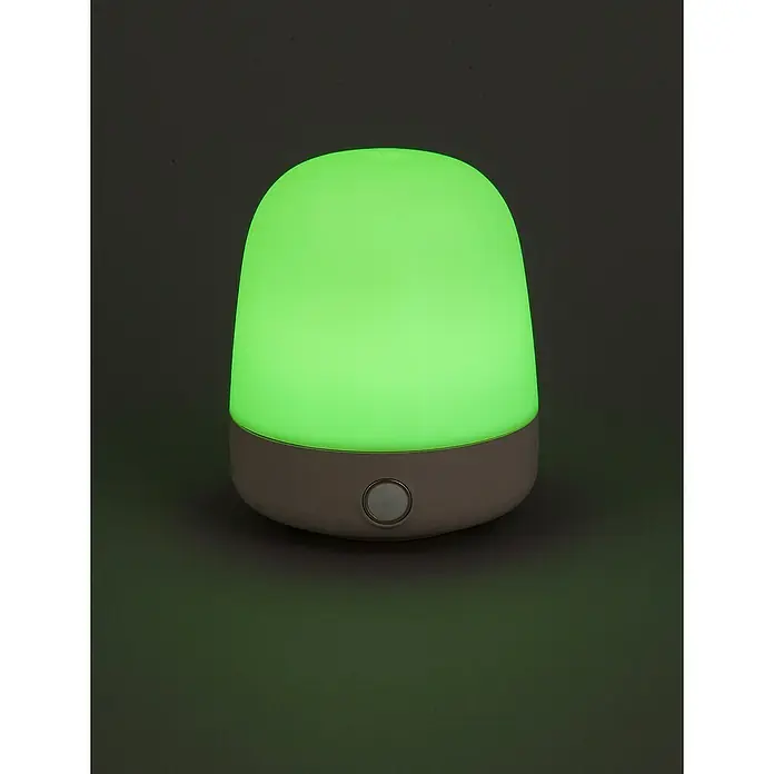 Starlux Akku-Tischleuchte Mini - L x B x H: 10 x 10 x 12 cm, Beige, RGBW, 0,3 W, IP44 - Nahaufnahme einer leuchtenden, grünen Nachttischlampe, die ein sanftes, beruhigendes Licht für eine entspannende Atmosphäre ausstrahlt.