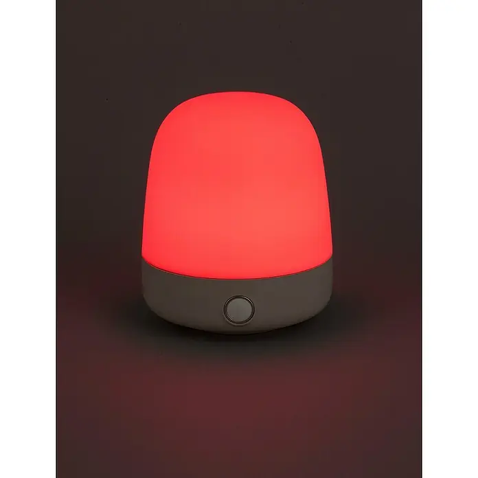 Starlux Akku-Tischleuchte Mini - L x B x H: 10 x 10 x 12 cm, Beige, RGBW, 0,3 W, IP44 - Bild einer Nachttischlampe, die rot leuchtet und eine gemütliche Atmosphäre erzeugt. Die Lampe hat ein schlichtes, modernes Design.