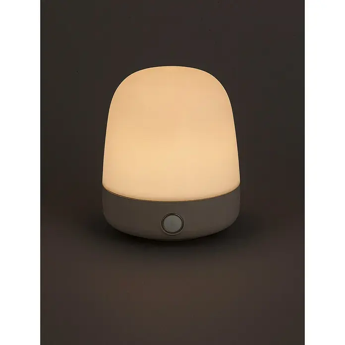 Starlux Akku-Tischleuchte Mini - L x B x H: 10 x 10 x 12 cm, Beige, RGBW, 0,3 W, IP44 - Nahaufnahme einer Nachttischlampe mit einer warmen und gedämpften Beleuchtung, die eine gemütliche Atmosphäre schafft.