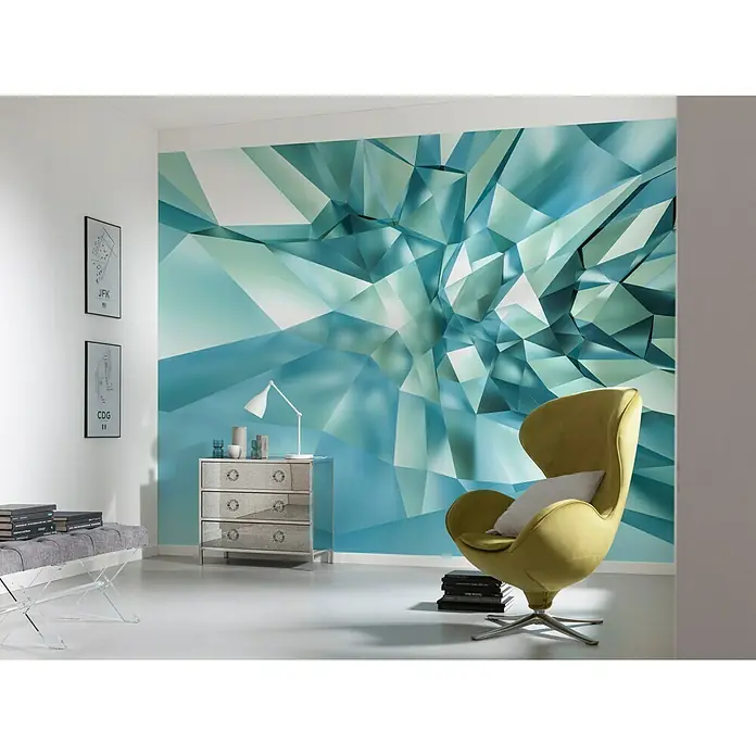 Komar Imagine Edition 3 - Stories Fototapete 3D Crystal Cave - 8 -tlg., B x H: 368 x 254 cm, Papier - Designstarker Raum mit einer auffälligen türkisblauen Kristalltapete, einem stilvollen Sessel und einer eleganten Kommode.