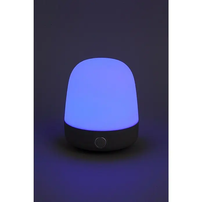 Starlux Akku-Tischleuchte Mini - L x B x H: 10 x 10 x 12 cm, Light Grey, RGBW, 0,3 W, IP44 - Blaue Lampe: Nahaufnahme einer leuchtenden, batteriebetriebenen Tischlampe mit blauem Licht, die eine sanfte und beruhigende Atmosphäre schafft.