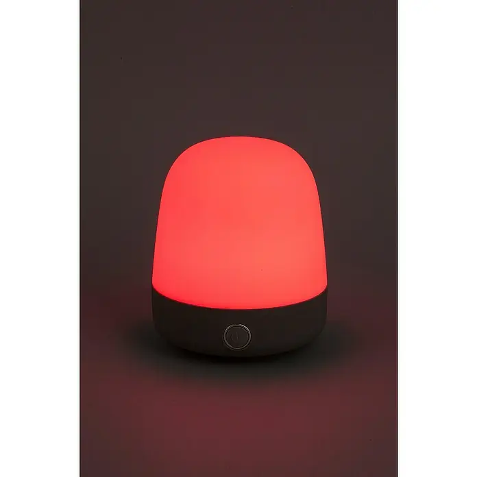 Starlux Akku-Tischleuchte Mini - L x B x H: 10 x 10 x 12 cm, Light Grey, RGBW, 0,3 W, IP44 - Nahaufnahme einer roten Nachttischlampe mit einem runden Knopf auf einer grauen Oberfläche.