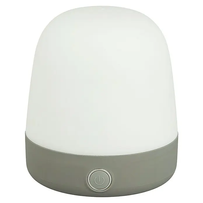 Starlux Akku-Tischleuchte Mini - L x B x H: 10 x 10 x 12 cm, Light Grey, RGBW, 0,3 W, IP44 - Nahaufnahme einer leuchtenden, kuppelförmigen Lampe mit grauem Sockel und einem runden Knopf mit einem Stromsymbol darauf.