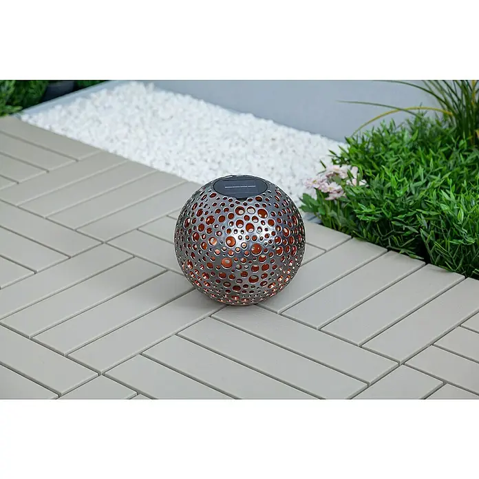 BAUHAUS Solar-Dekoleuchte Punkte - 0,06 W, L x B x H: 20 x 20 x 20 cm, Silber-Metallic/ Kupfergold, IP44 - Dekorative Solarleuchte in Kugelform mit Lochmuster, platziert auf einem stilvollen Terrassenboden. Ideal für Garten und Balkon.