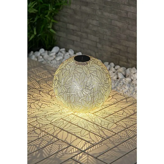 BAUHAUS Solar-Dekoleuchte Blätter - 0,5 W, L x B x H: 30 x 30 x 30 cm, Champagne, IP44 - Eine dekorative Solarleuchte in Kugelform mit einem filigranen Blätterdesign, die ein schönes Schattenspiel auf dem Boden erzeugt.