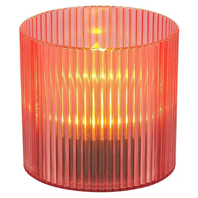 BAUHAUS Solar-Dekoleuchte Teelicht - 0,6 W, Rot, IP44 - Ein rotes, geripptes Glaswindlicht mit einer sanften Kerze im Inneren, das warmes Licht ausstrahlt und eine gemütliche Atmosphäre schafft.