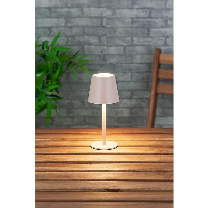 Starlux Paola Akku-Tischleuchte - 3 Stk., 1,6 W, L x B x H: 8,6 x 8,6 x 27 cm, Warmweiß, Sand - Elegante Tischleuchte in Weiß auf einem Holztisch. Perfekt für stimmungsvolle Beleuchtung im Innen- und Außenbereich.