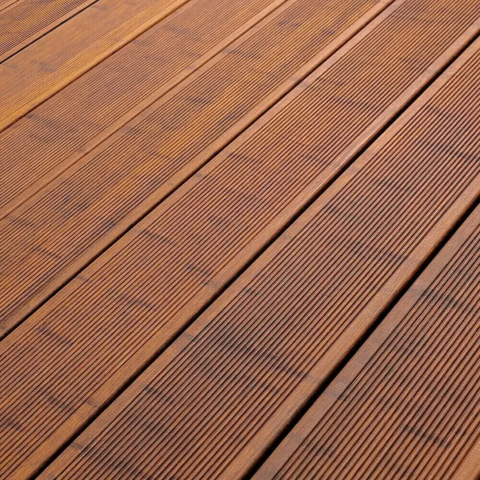 CoBaM Terrassenbau-Set Standard - Bambus, Deckfläche pro Paket: 15 m² - Nahaufnahme von geriffeltem braunem Terrassenholz. Das Holz hat eine warme Farbe und eine markante Maserung.